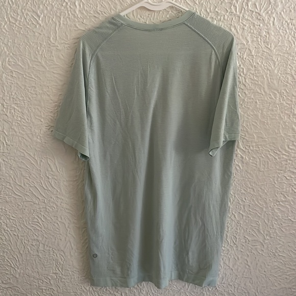 Lululemon Men's Shirt - Picture 3 of 9